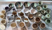 het steengoed na het bakken van de glazuur.