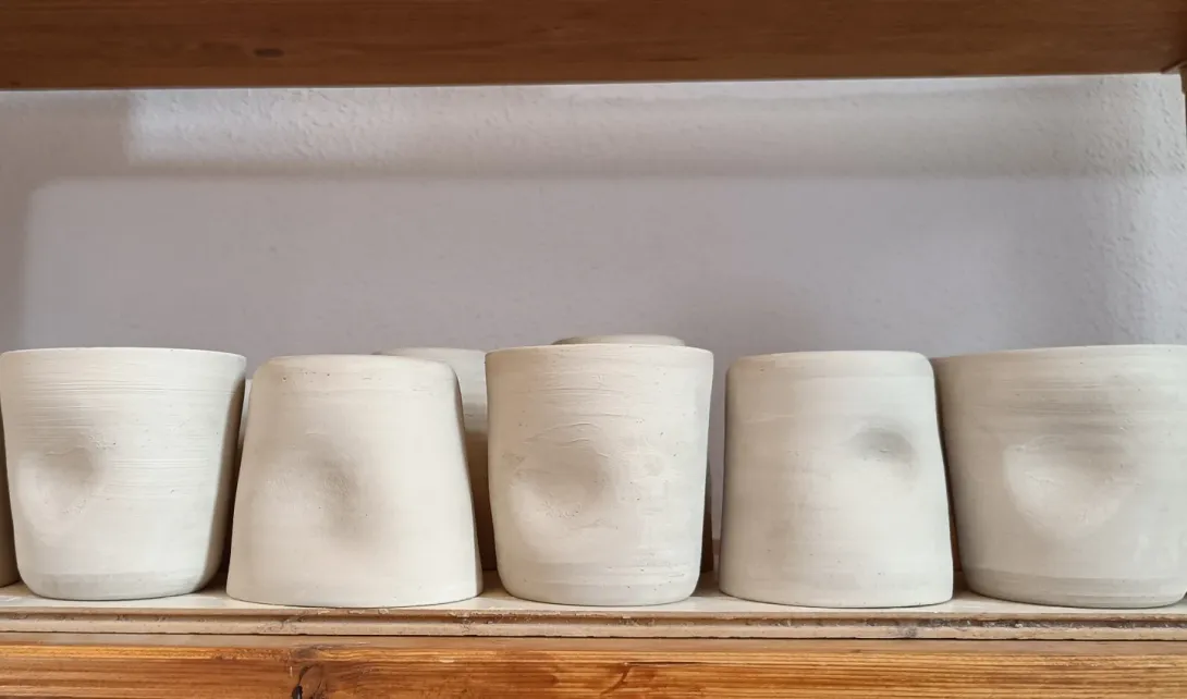 Ongebakken bekers op de plank om te drogen