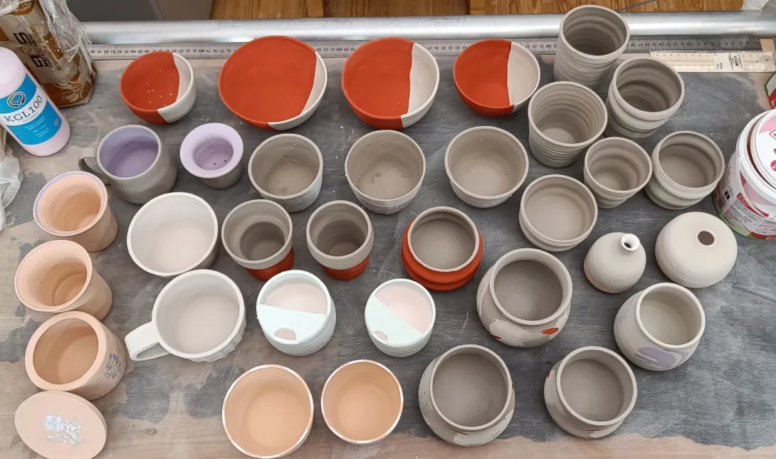 het steengoed voordat de glazuur gebakken wordt.